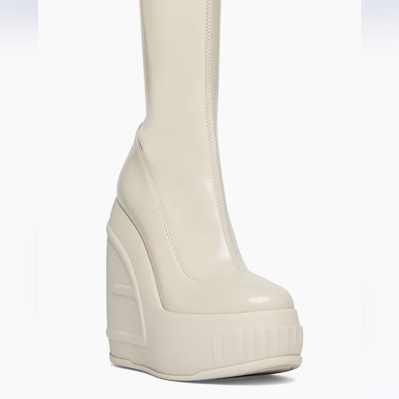 Fendi's knee-high boots flaunt a glossy/New with bix an cloth bag - Picture 2 of 10